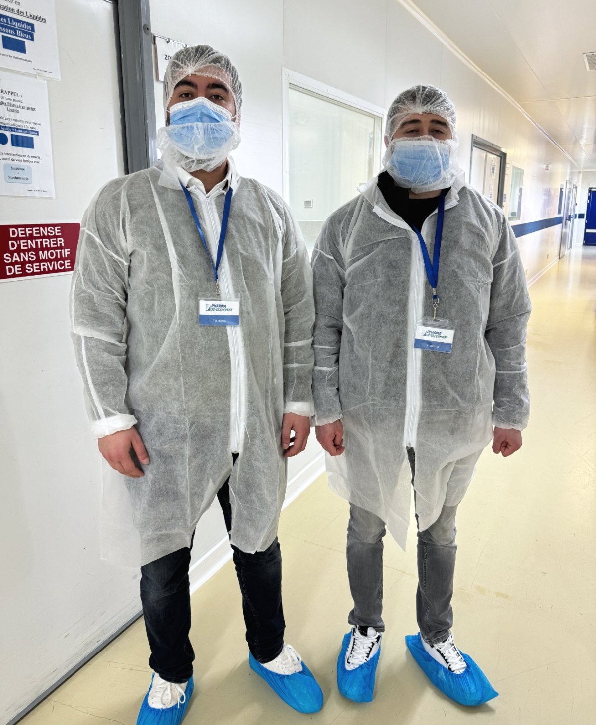 Onik et Gevor Kadian en tenue de protection dans l’usine A313 en France